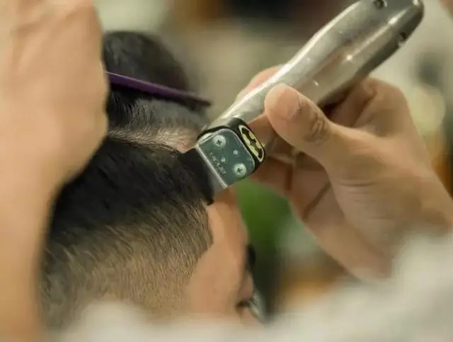 给娃理发是个大难题,让娃不哭不闹很重要! 给娃理发是个大难题,让娃不哭不闹很重要!